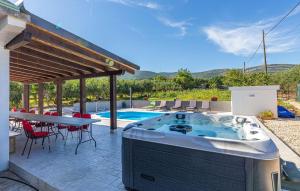 3 Bedroom Cozy Apartment In Kastel Novi 