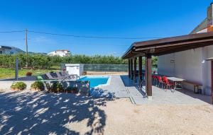 3 Bedroom Cozy Apartment In Kastel Novi 