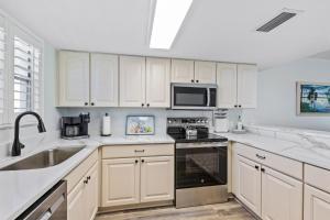 Family Friendly Ground Floor Condo on Car Free Beach - Surfside 108