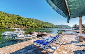 2 Bedroom Beautiful Apartment In Ston 