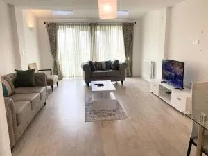 Elegant Home With Outdoor Space - Monk Sherborne