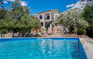 6 Bedroom Cozy Home In Lucena