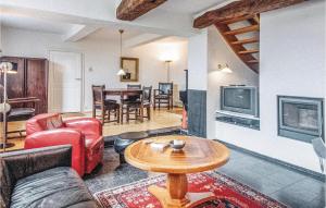 Seven-Bedroom Holiday Home In Remersdaal