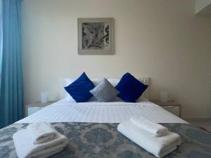 Very Convenient Apartment steps to Metro and Marina Mall Managed by SunnyHomes