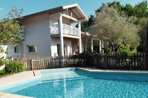 VILLA LES OLIVIERS, piscine chauffée XXL, jardin de 2500m2, ping pong, proche plage et lac