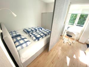 Stilvolles Apartment mit Balkon, Küche & Parkplatz - Waldstetten Zentrum