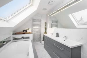 Beautiful 4 Bed Immaculate Condition Refurbished Property - Ubytování bez kategorie ve městě Romford