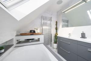 Beautiful 4 Bed Immaculate Condition Refurbished Property