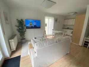 Stilvolles Apartment mit Balkon, Küche & Parkplatz - Waldstetten Zentrum