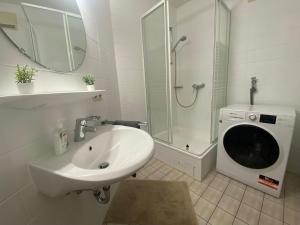 Stilvolles Apartment mit Balkon, Küche & Parkplatz - Waldstetten Zentrum