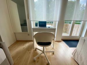 Stilvolles Apartment mit Balkon, Küche & Parkplatz - Waldstetten Zentrum