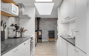 Beautiful Home In Hadsund With Wifi