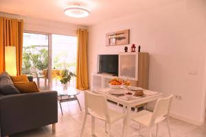 Aida 111 - Apartamento con vistas al jardín y cerca del mar