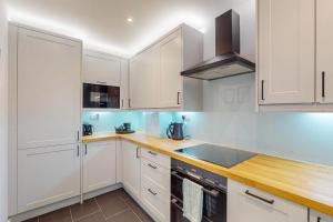 2 Bed with Garden & Free Parking near the Thames