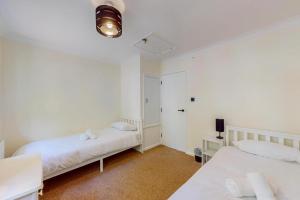 2 Bed with Garden & Free Parking near the Thames