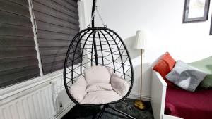 Amazing 1 bed entire flat with separate living room and kitchen in London With Free Parking