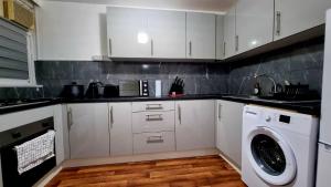 Amazing 1 bed entire flat with separate living room and kitchen in London With Free Parking