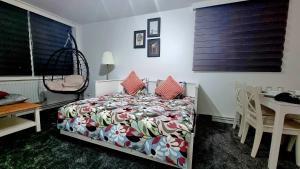 Amazing 1 bed entire flat with separate living room and kitchen in London With Free Parking