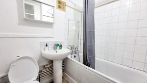 Amazing 1 bed entire flat with separate living room and kitchen in London With Free Parking