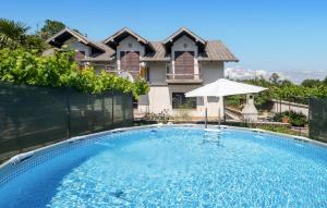 2 Bedroom Nice Apartment In Viskovo