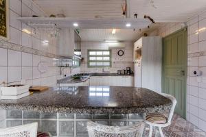 Sobrado agradável c churrasq. 90m do mar RDD657