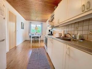 Idyllisk sommerhus kun 200m fra Klint strand