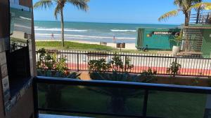 Frente Mar Apartamento 3Q em Itapema, Meia Praia, suite e 2BWC, Ar Condicionado, Smart TV, garagem e churrasqueira na sacada