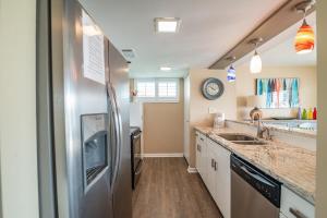 Serene Lakeview Retreat 3BR Villa Beach Access