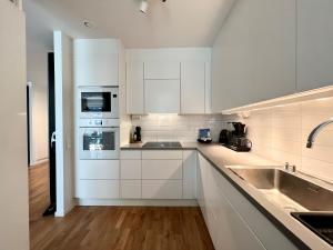 The Emerald Suite - Bright Scandinavian Private Apartment