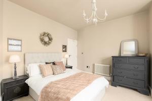 Luxury Townhouse in Cardiff City Centre, 5 bedrooms, up to 12 guests