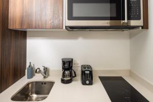 Studio walk distance to Wallmart and 5ta Avenue