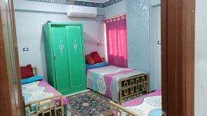 شقة مفروشة بالرضوان حي العقاد باسوان