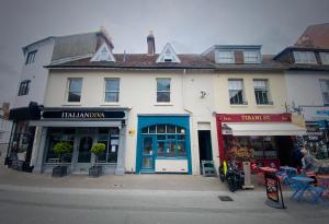 ROOMS AT THE QUAYSIDE - stylish en-suite rooms on Poole Quayfully refurbed
