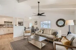 Natural Light, High-Vaulted Ceilings Apartment and Garage - 莱克伍德