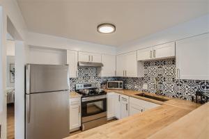 Natural Light, High-Vaulted Ceilings Apartment and Garage