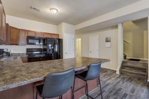 Painted Sky Corporate Oasis-Mountain View-King Bed