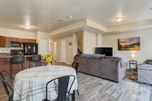 Painted Sky Corporate Oasis-Mountain View-King Bed