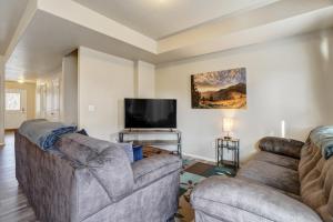 Painted Sky Corporate Oasis-Mountain View-King Bed