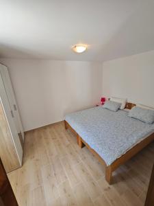 Apartments by the sea Veli Losinj, Losinj - 8031