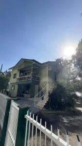 Casa das Bromélias- 2 Quartos climatizados -Casa com Quiosque em meio à natureza! - Lacerdópolis