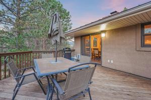 El Dorado- Cozy Retreat-Hot Tub-Upper Level