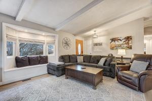 El Dorado- Cozy Retreat-Hot Tub-Upper Level