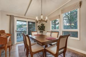 El Dorado- Cozy Retreat-Hot Tub-Upper Level