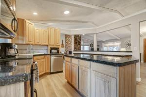 El Dorado- Cozy Retreat-Hot Tub-Upper Level