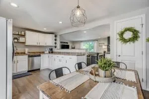 Family Friendly Getaway-4BR-Playset-Trampoline - Elsmere