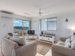 Mountain Views on Marine Parade