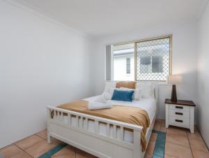 Mountain Views on Marine Parade