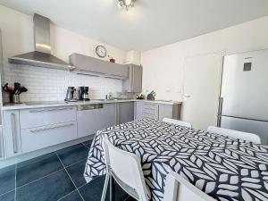 Appartement moderne avec terrasse et parking, au cœur de Granville, à deux pas de la plage ! - FR-1-361-77