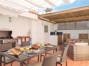 Ático Familiar Renovado Frente al Mar con Terraza y Vistas Panorámicas en Vilanova i la Geltrú - ES-332-2