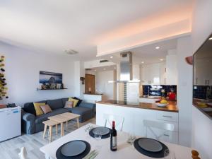 Ático Familiar Renovado Frente al Mar con Terraza y Vistas Panorámicas en Vilanova i la Geltrú - ES-332-2